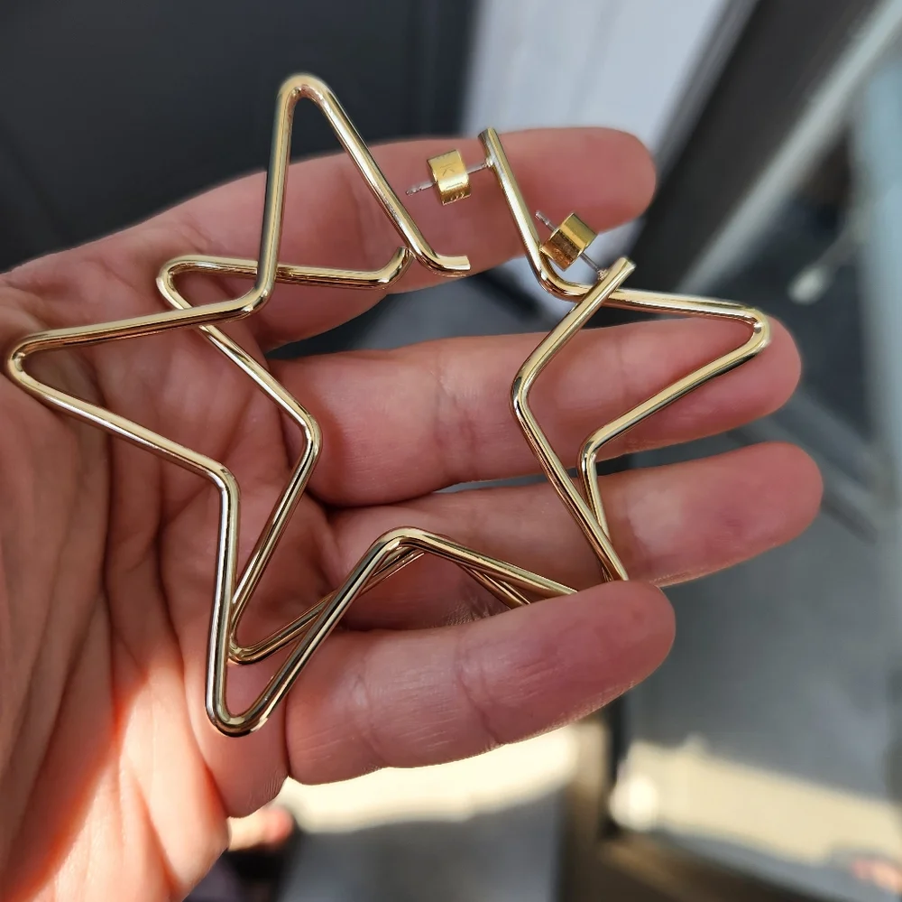 EKLEXIC Large Full Star Gold Statement Earrings - Picture 5 of 6